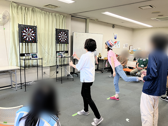 障害者雇用創造センターレクリエーション風景_ダーツ