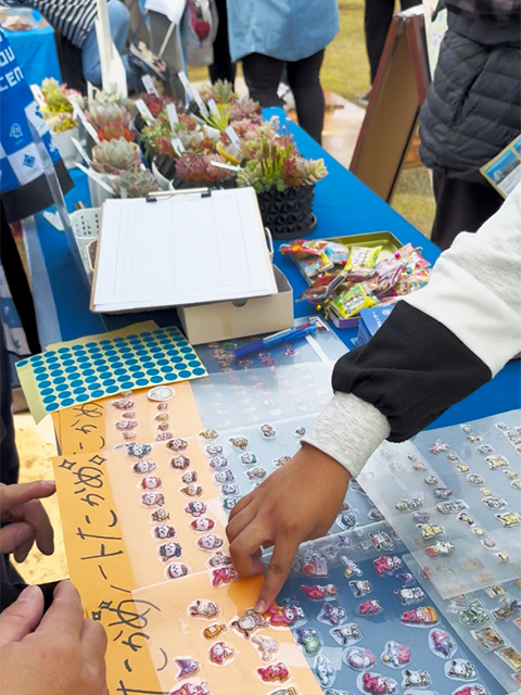 障害者雇用創造センター_HASUパークイベント出店_ぷっくりシールプレゼントの様子