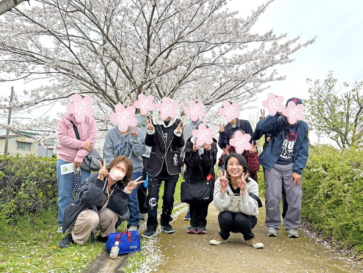 七宝焼きアートヴィレッジ_桜の前でパシャリ
