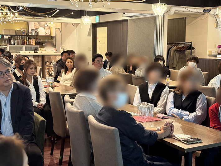 2026年度経営指針発表会を聞くスタッフたち