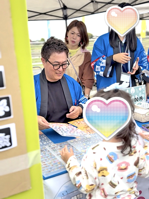 障害者雇用創造センター_HASUパークイベント出店_ぷっくりシールプレゼントの様子
