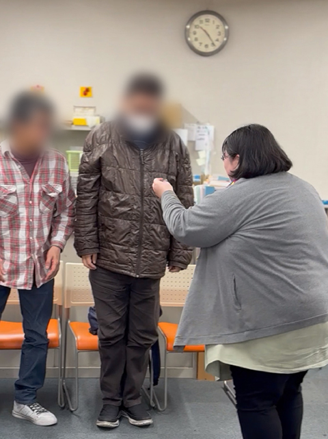 障害者雇用創造センターレクリエーション風景「投げリンピック」景品のガチャガチャを引くメダルをもらいます