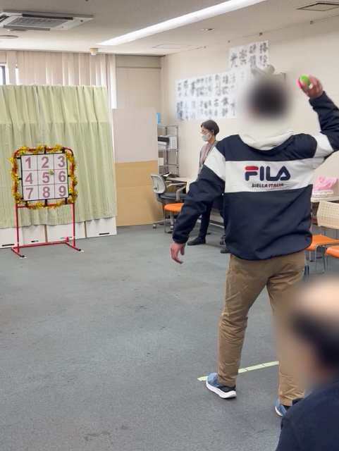 障害者雇用創造センターレクリエーション風景「投げリンピック」ストラックアウトを楽しむ様子