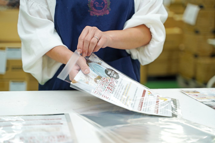 袋入れ・テープ貼り： 埃ひとつ入れない、清潔で正確な封入_イメージ画像