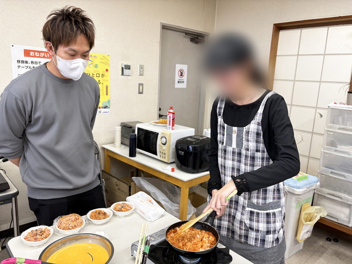障害者雇用創造センター土曜出勤日レク「なべ’s キッチン」_手作りのオムライス作成風景