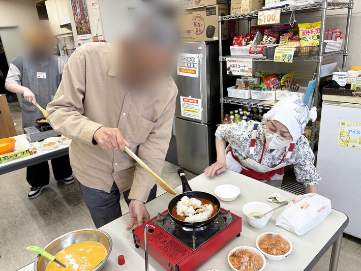 障害者雇用創造センター土曜出勤日レク「なべ’s キッチン」_手作りのオムライス作成風景