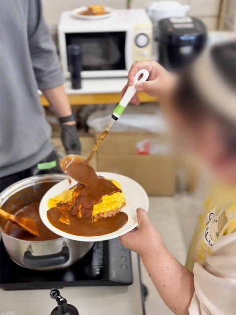 障害者雇用創造センター土曜出勤日レク「なべ’s キッチン」_手作りのオムライスにデミグラスソースをとろ～り