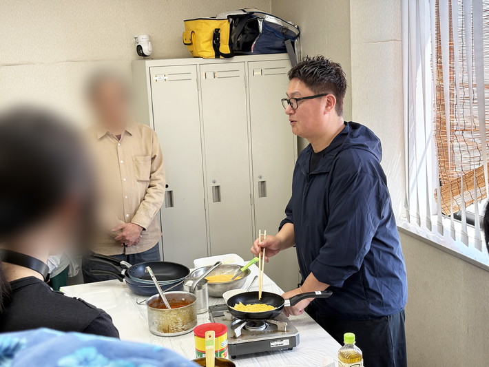 障害者雇用創造センター土曜出勤日レク「なべ’s キッチン」_講師として訓練生の皆さんにレクチャーする渡邉理事長