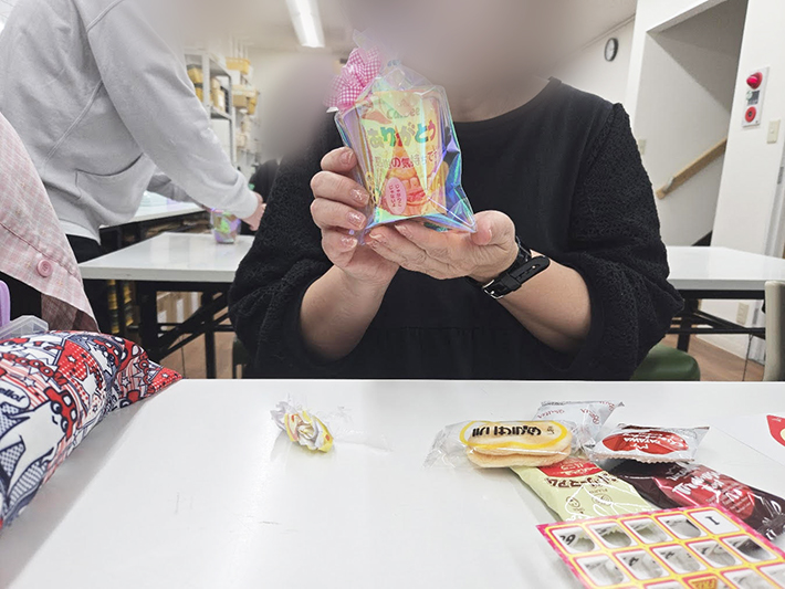 『今日帰ったら早速渡します！』と笑顔で完成を喜ぶ、達成感と安心感に満ちたオリーブの利用者たち
