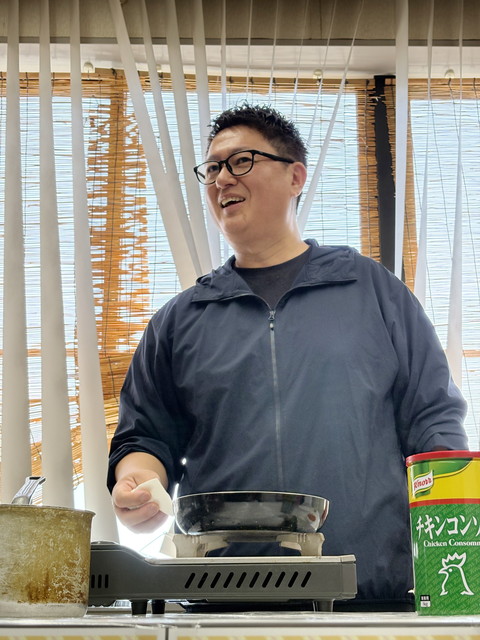 障害者雇用創造センター土曜出勤日レク「なべ’s キッチン」_講師として訓練生の皆さんにレクチャーする渡邉理事長