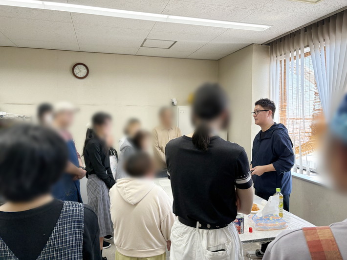 障害者雇用創造センター土曜出勤日レク「なべ’s キッチン」_講師として訓練生の皆さんにレクチャーする渡邉理事長