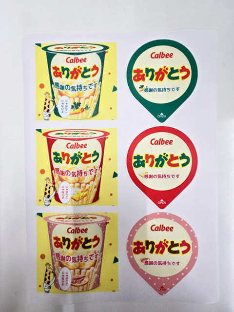 スタッフが考案した3色のデザインから、お母さんの好みに合わせてメッセージカードを真剣に選ぶ利用者の様子