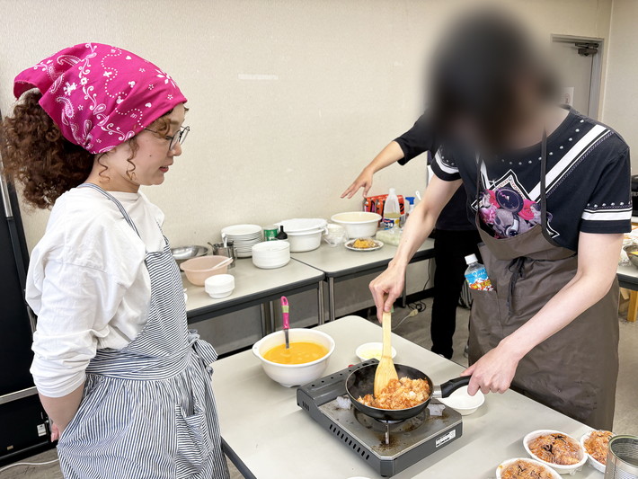 障害者雇用創造センター土曜出勤日レク「なべ’s キッチン」_手作りのオムライス作成風景