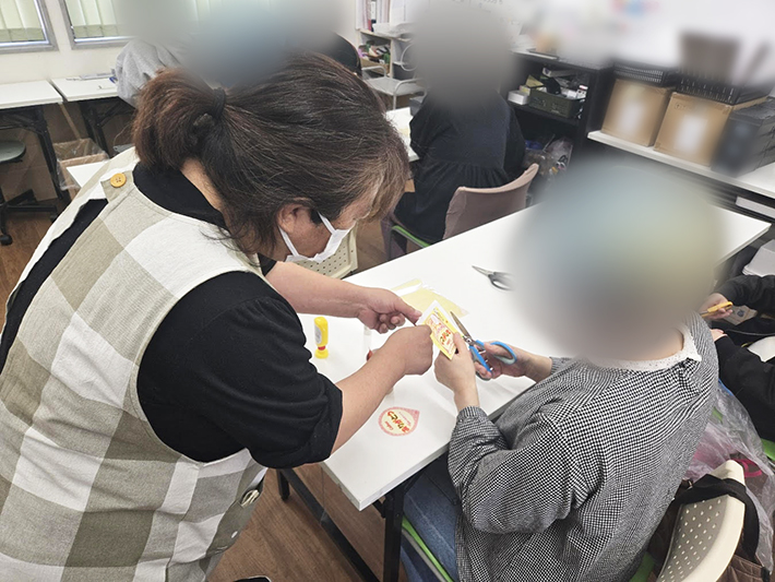 オリジナルパッケージの中に、お母さんが喜ぶお菓子をバランスよく詰め合わせていく準備の様子