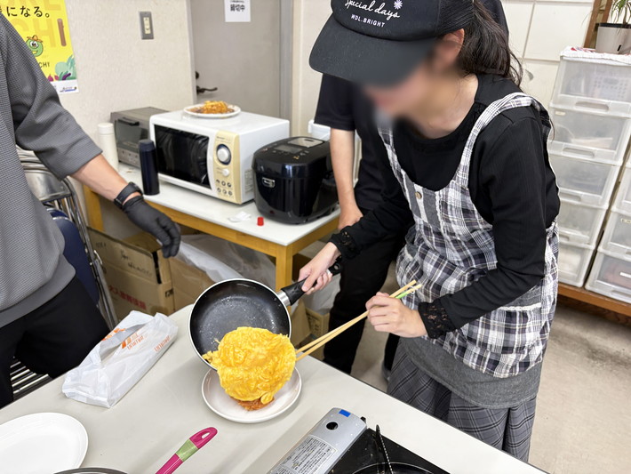 障害者雇用創造センター土曜出勤日レク「なべ’s キッチン」_手作りのオムライス作成風景