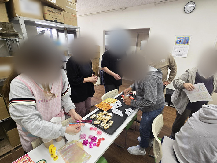 完成したパッケージを透明な袋とリボンで可愛くラッピングし、ギフトとしての完成度を高める作業