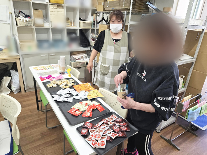 完成した『世界に一つだけのオリジナルじゃがりこ』。利用者一人ひとりの個性が光る心のこもったプレゼント