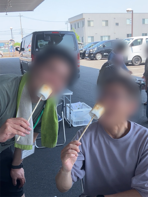 デザートを囲みながら、利用者同士で感想を言い合い、和やかに交流を深めている食事風景。