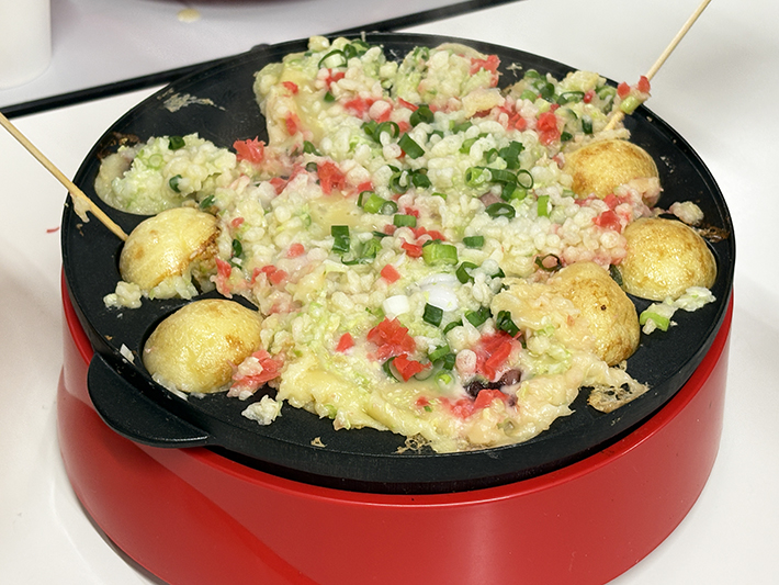 食べやすさを重視してたくさん作った小ぶりのたこ焼き。グループごとに焼き加減や大きさが異なるのも手作りならではの魅力
