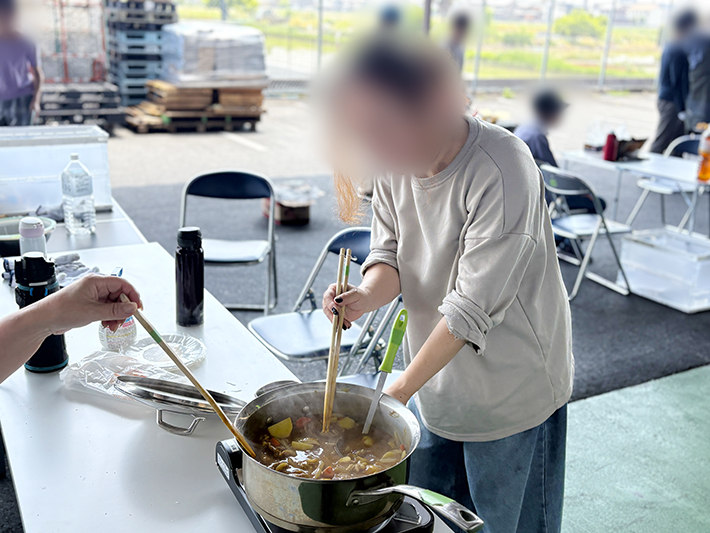 煮上がった具材にカレールーを溶かし込み、焦げ付かないよう大きなヘラでゆっくりとかき混ぜる仕上げの工程
。