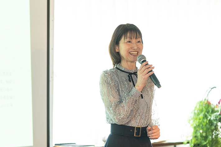 接遇力の向上をテーマに、利用者の皆様に選ばれる事業所であり続けるための具体的な行動指針を解説する愛西スタッフ