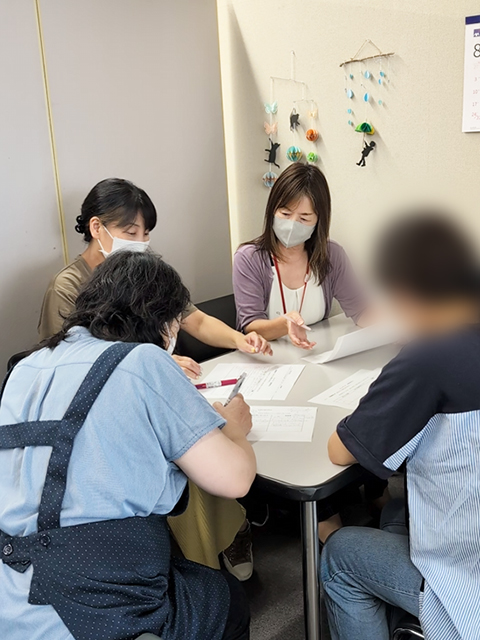 愛西事業所での『作業に関する研修』。慣れによる油断を排し、5Sの徹底や作業の基本を全員で再確認する研修風景