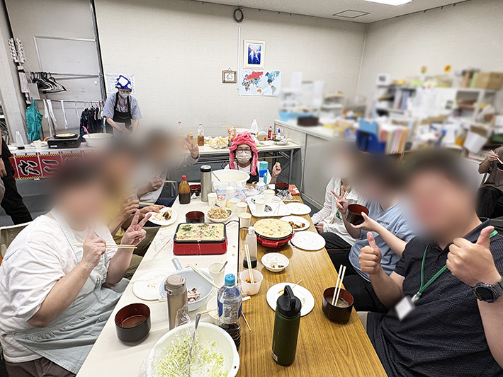 自分たちで作り上げた料理を囲んでの食事タイム。会話が弾み、自然と笑顔がこぼれる愛西事業所の日常