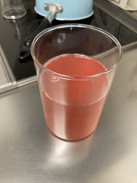 コップに注がれた、ほのかなピンク色をした完成済みの青しそジュース。暑い夏を元気に乗り切るためのフレーベル特製・体にやさしい飲み物
