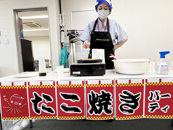 スタッフによる調理説明のスタート。まずは生地の作り方や道具の使い方の基本を全員で確認する導入風景