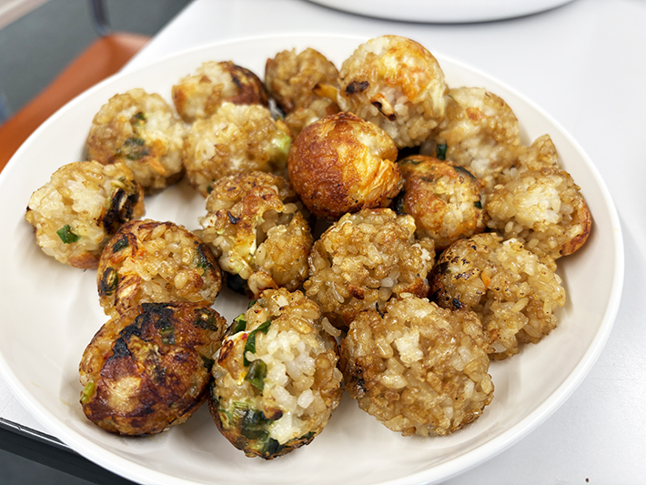 たこ焼きとセットで用意されたライスボール(おにぎり)。しっかりとお腹を満たし、満足度を高めるメニュー構成