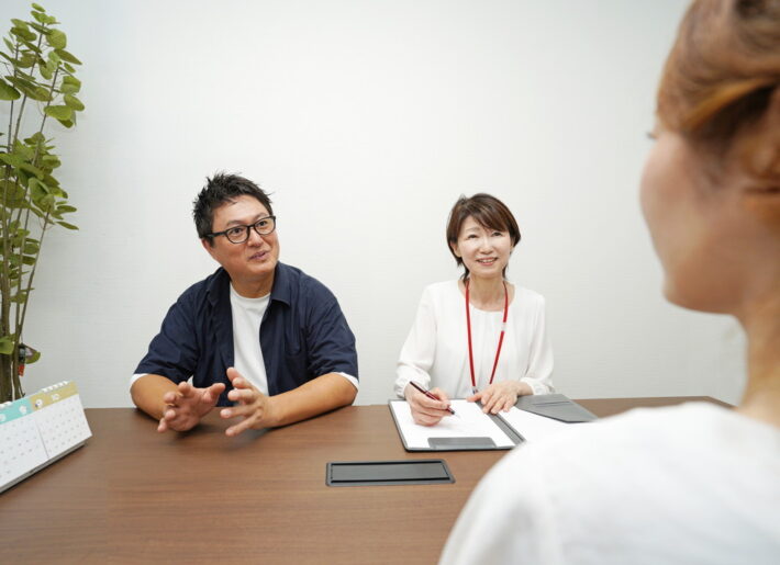 障碍者ITカレッジ愛西での丁寧な面談風景。初めて見学に訪れる方の不安を安心に変え、心の通い合う対話を通じて『ここに来てよかった』の第一歩を支える様子