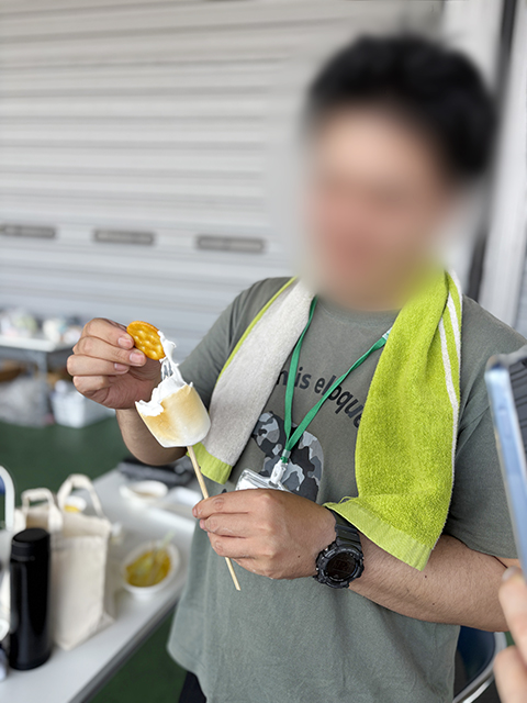 外側はカリッと香ばしく、内側がとろりと溶け出した、食べ頃の焼きマシュマロのアップ。
