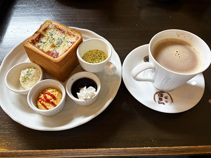 食べ応えのあるグラタントーストのセットと、池田屋のロゴ入りカップに注がれたホットコーヒー。
