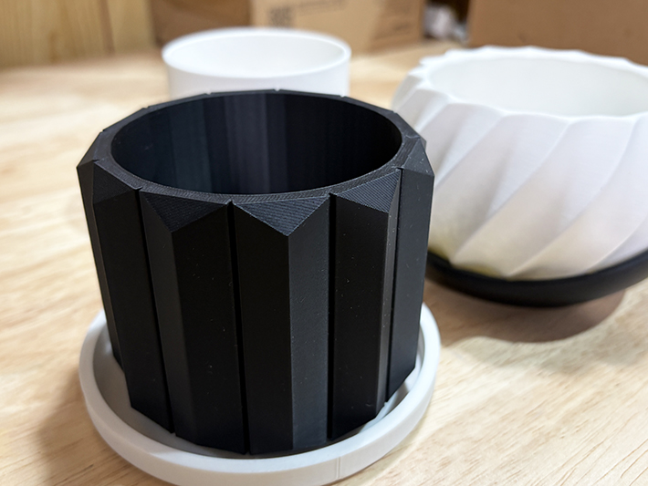 3Dプリンタならではの精密な造形。多肉植物のサイズに合わせて設計された、ITスキル訓練の成果物としてのオリジナルポット
