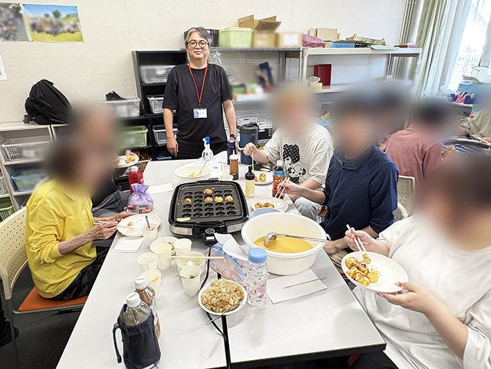 「美味しいね」と感想を言い合う参加者同士。レクリエーションを通じて生まれる新しい絆と安心感