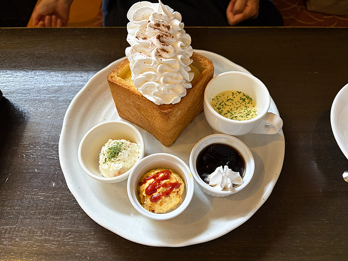 珈琲池田屋のハニープレッソ、温かいスープ、ポテトサラダ、スクランブルエッグ、コーヒーゼリーが並ぶ豪華なモーニングセット。