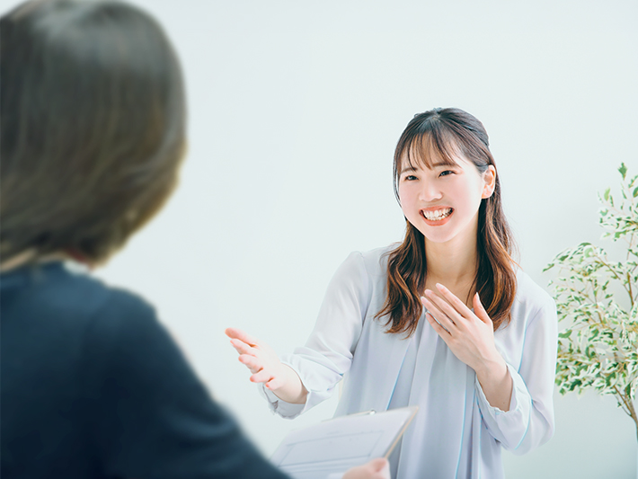 就職後のアフターサポートである定着面談。月に一度、伴走者としてのスタッフと対話し、職場の悩みをその都度解決して安定就労を維持する様子。