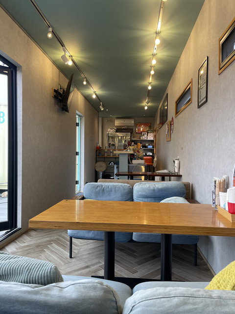 「public fruits&BBQ Kanifornia」の店内。コンテナの質感を活かしつつ、お洒落な家具や装飾が配された、落ち着きのあるモダンなインテリア空間。