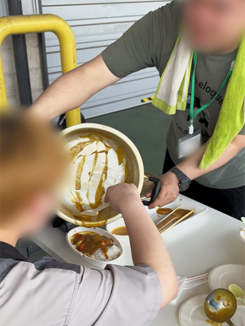完食を目指して、鍋の底に残ったカレーを最後の一滴までお玉で丁寧にお皿へ盛り付けている様子。