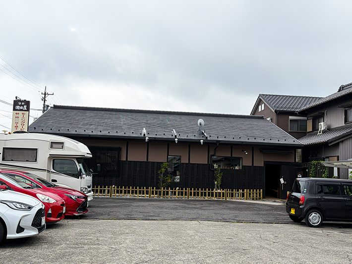一宮モーニングで有名な「珈琲池田屋」の趣ある建物外観。地域に親しまれる喫茶店の佇まい。