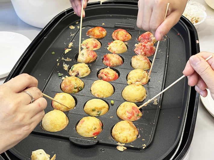 綺麗に丸く焼き上げるための回転技術。コツを掴んだ参加者が次々と形を整えていく達成感のある瞬間