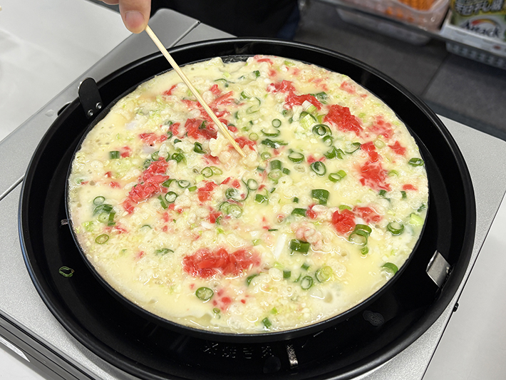 たこ焼きに欠かせないネギ、キャベツ、紅生姜の彩り豊かな盛り付け。好みの量を調整できるセルフスタイル