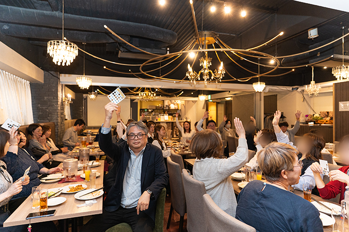 懇親会のメインイベント、ビンゴ大会での盛り上がり。豪華景品を目指し、会場全体が熱気と歓声に包まれる瞬間