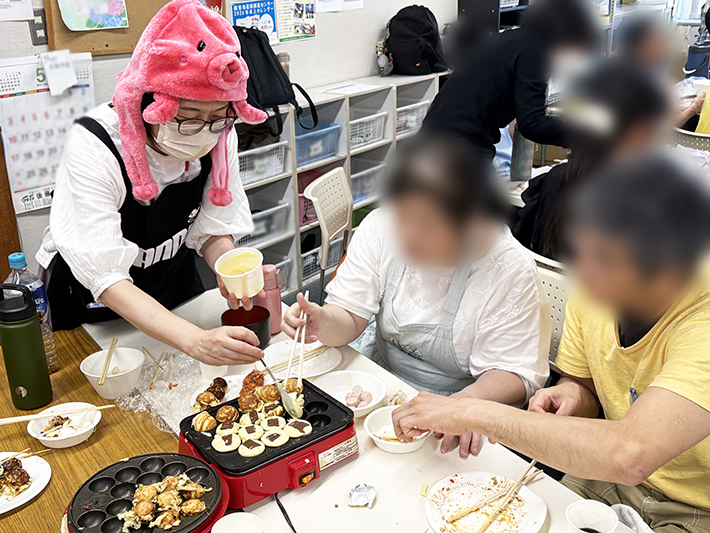 ホットケーキミックスの生地を使い、デザート作りへ。通常のたこ焼きとは違う甘い香りに期待が高まる後半の活動