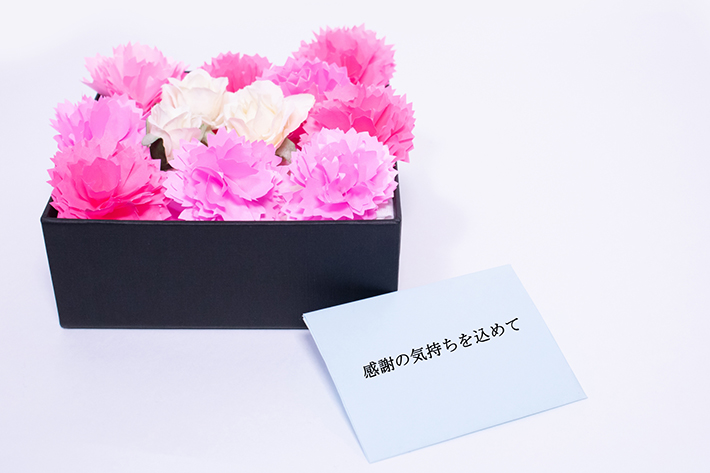 『感謝の気持ちを込めて』というメッセージが添えられたフラワーボックス。10年ビジョンの実現を共に目指すスタッフからの感謝を形にした一コマ