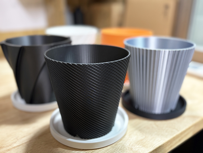 実務を想定した『ものづくり』。3Dプリンタで出力された、インテリアに馴染む観賞用植物向けのモダンな鉢のバリエーション