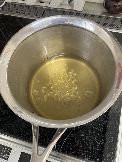 青しそを煮出した直後の、まだ黄色みがかった状態の抽出液。ここから色が変化する前の天然の成分が凝縮された液体