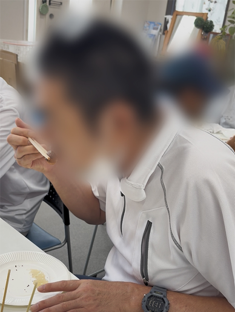 出来立てのたこ焼きをみんなで一斉にパクリと頬張る食事風景。美味しいものを囲む楽しい時間が、事業所内での安心できる関係性と居場所づくりに繋がっている。