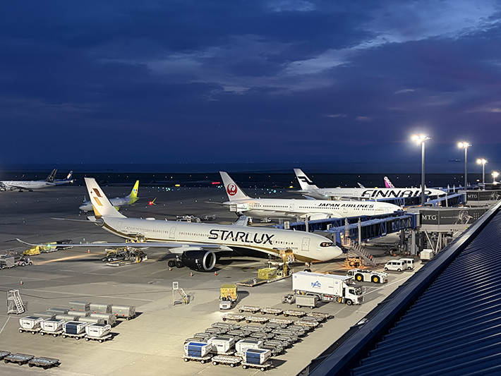 スターラックス航空、JAL、フィンエアーが並ぶ、夕刻のセントレア。国内外の多様な翼が集う様子は、まさにダイバーシティを象徴する光景。
