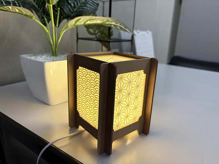 日本の伝統模様である「麻の葉」や「青海波」をあしらった3Dプリンター製ランプシェード。細かな網目模様から漏れる光が和の雰囲気を醸し出し、最新テクノロジーで日本の美を形にした、利用者さんの高いモデリング技術が光る作品。